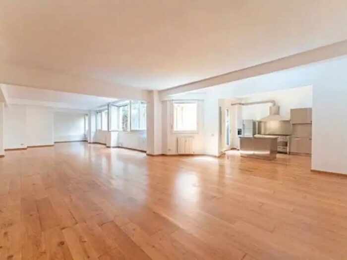 Appartamento quadrilocale in vendita in Via dei Piatti, Milano