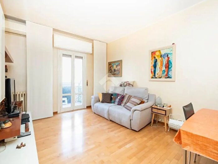 Appartamento trilocale in vendita in Viale San Gimignano, Milano