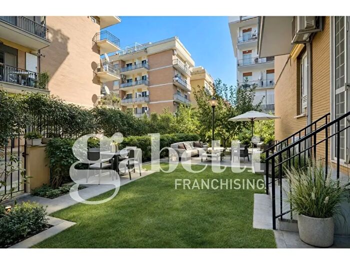 Appartamento trilocale in vendita in Via dei Panfili, Roma