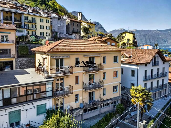 Casa con 10 locali in vendita in Via Regina Nuova, Laglio
