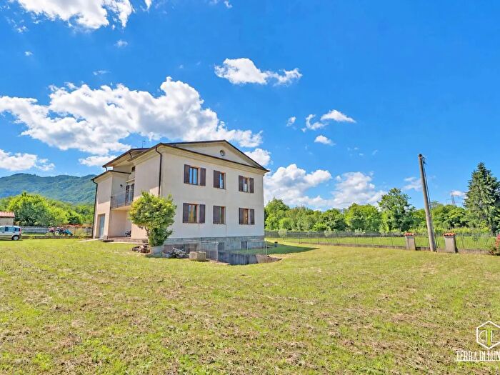 Casa con 10 locali in vendita in Via Piantrucano, Mulazzo