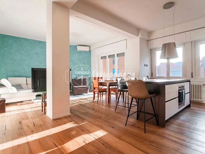 Appartamento trilocale in vendita in Via Italia Libera, Como