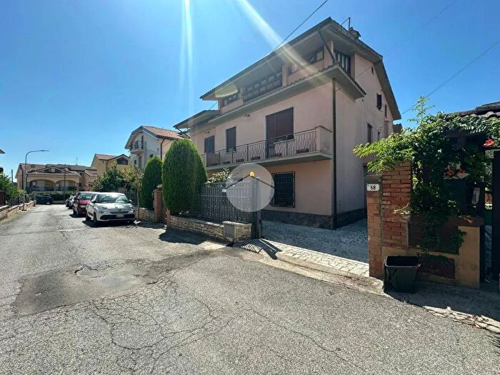 Appartamento trilocale in vendita in Via Terenzio Varrone, Fara In Sabina
