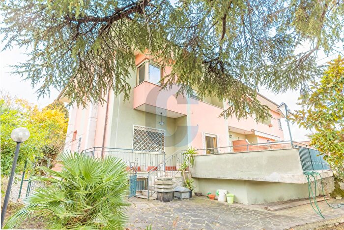 Casa con 10 locali in vendita in Via Montiglioni, Grottaferrata