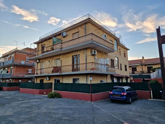 Appartamento trilocale in vendita in Via Giacomo Leopardi, Marino