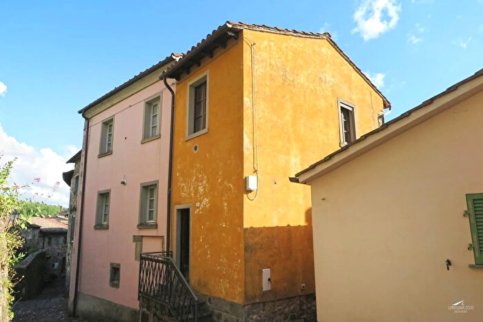 Casa con 6 locali in vendita in Bagnone