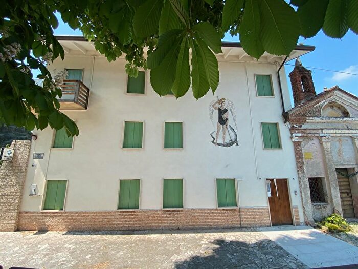 Casa con 5 locali in vendita in Bassano Del Grappa