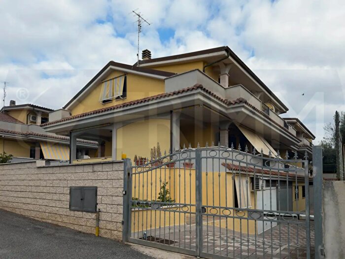 Casa trilocale in vendita in Via Mar dei Caraibi, Pomezia