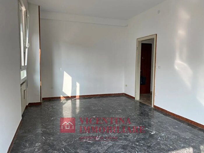 Appartamento quadrilocale in vendita in Via Luigi Palazzolo, Vicenza