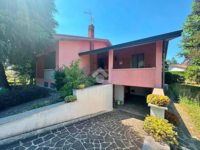 Casa quadrilocale in vendita in Via Trieste, Calvenzano