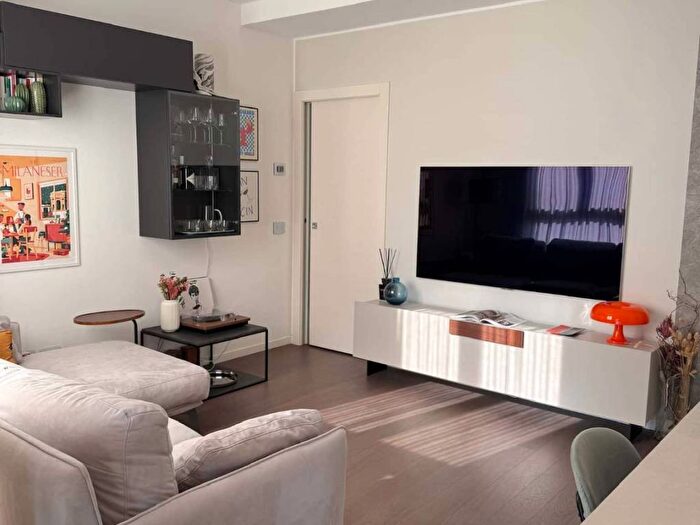 Appartamento trilocale in affitto in Via Valtellina, Isola, Milano