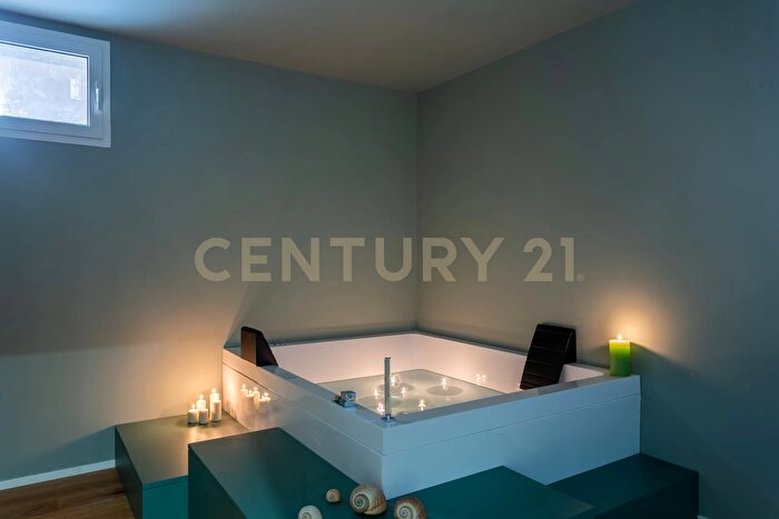 Appartamento trilocale in vendita in Via dellOlmata, Roma