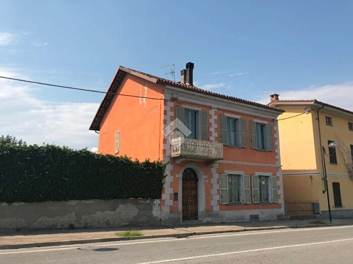 Casa con 5 locali in vendita in Via Ottavio Riccadonna, Canelli