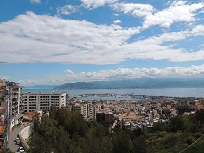 Appartamento con 6 locali in vendita in Via Gelone, Messina