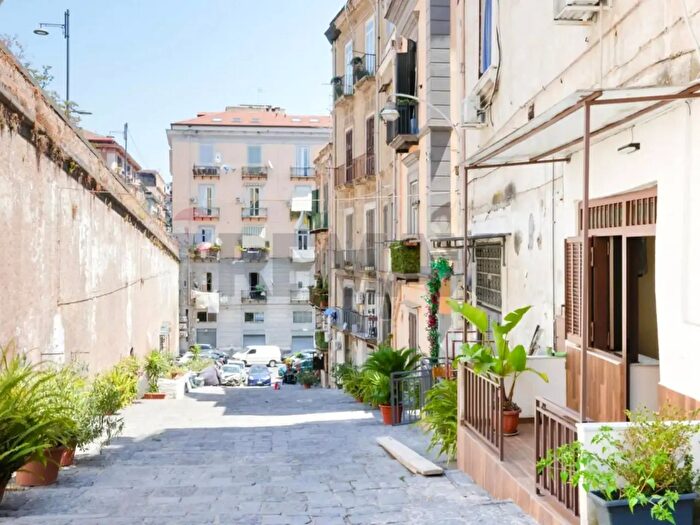 Appartamento monolocale in affitto in Via San Severino, Napoli