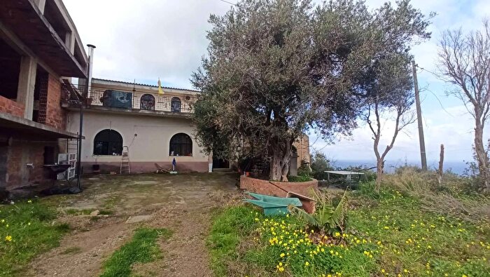 Casa con 8 locali in vendita in Contrada Papa Messina, Messina
