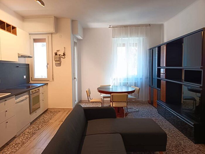 Appartamento trilocale in affitto in Via Palanzone, Niguarda, Milano