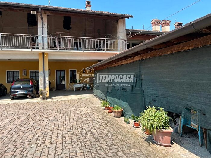 Casa con 8 locali in vendita in Cazzago San Martino