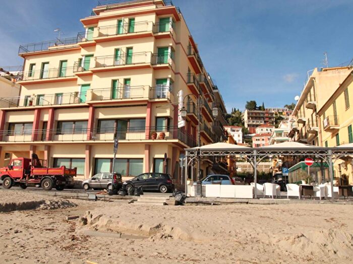 Appartamento quadrilocale in affitto in Piazza Andrea Doria, Borgo Coscia, Alassio