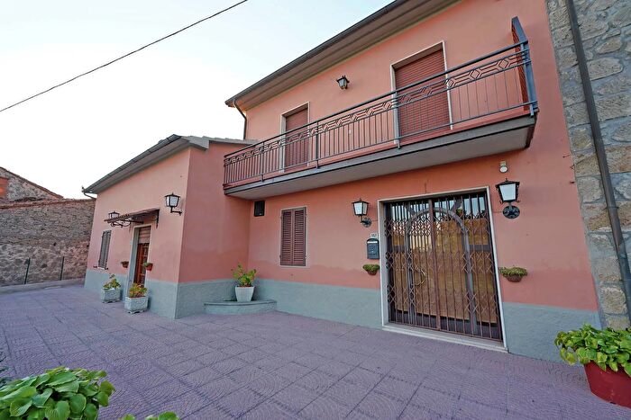 Casa trilocale in vendita in Santa Fiora