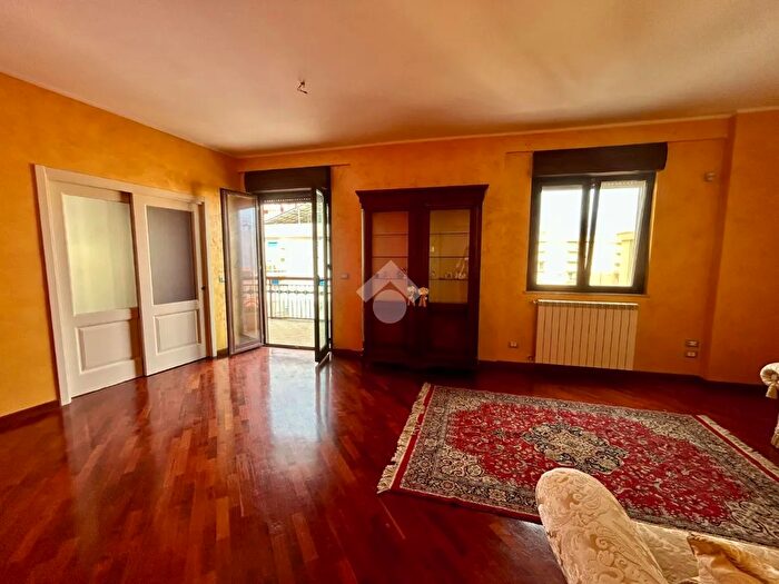 Appartamento con 5 locali in vendita in Via Ben Giobair, Palermo