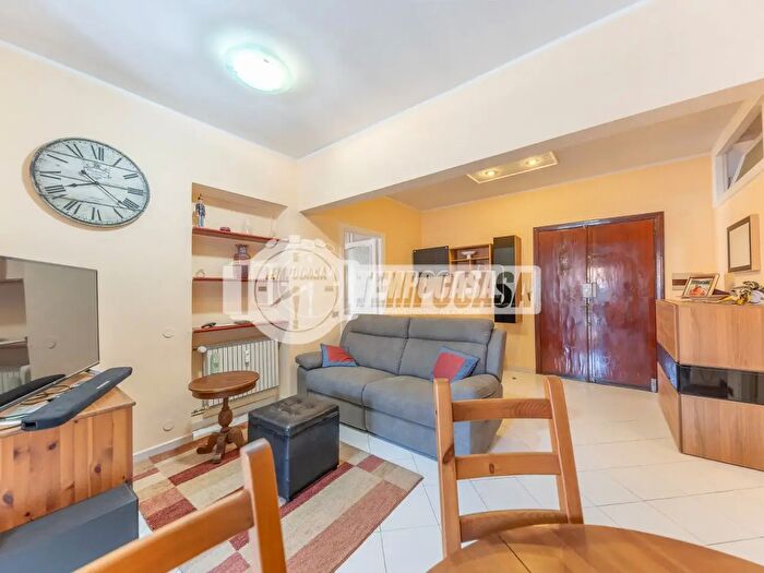 Appartamento trilocale in vendita in Via Papiria, Roma