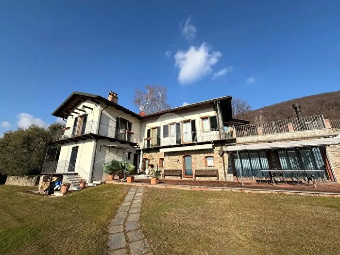 Casa con 6 locali in vendita in Via Cossavella, Bollengo