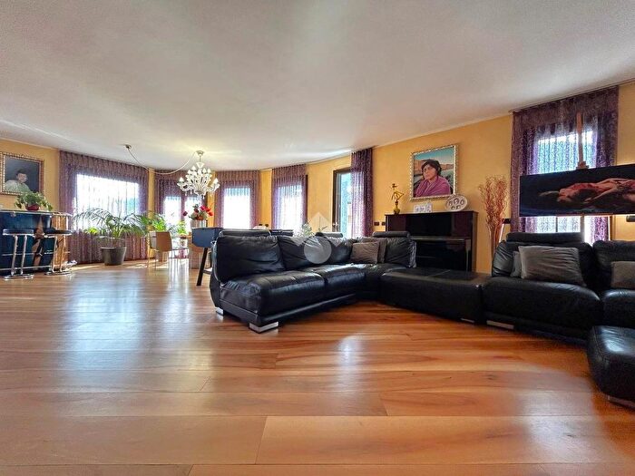 Appartamento quadrilocale in vendita in Via Bosatta, Sondrio