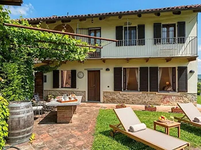 Casa con 6 locali in vendita in Diano DAlba