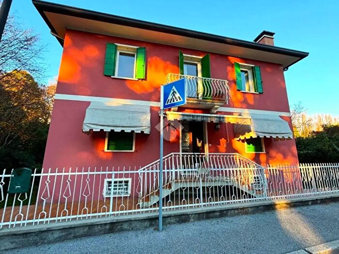 Casa con 6 locali in vendita in Via Montello, Ponte Di Piave
