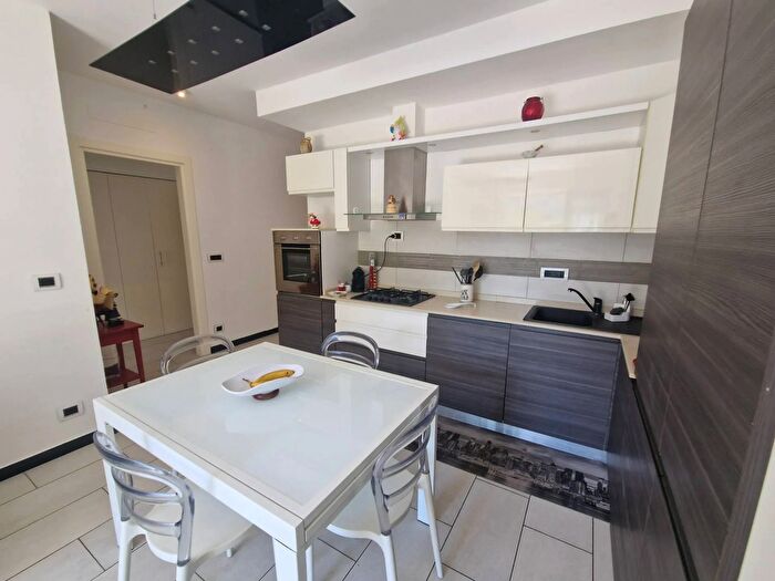 Appartamento con 5 locali in vendita in Via Fondocrosa, Mele