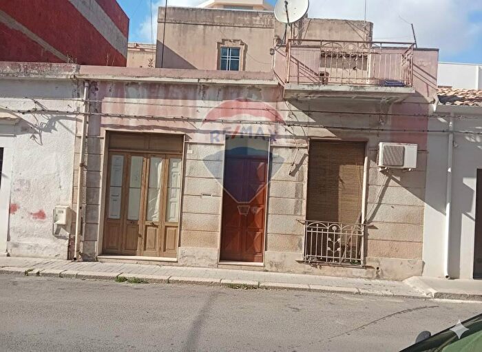 Casa con 8 locali in vendita in Via Senia, Vittoria