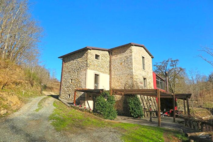 Casa con 10 locali in vendita in Licciana Nardi
