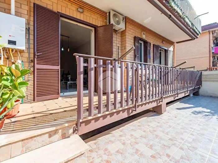 Appartamento trilocale in vendita in Via Giarre, Roma