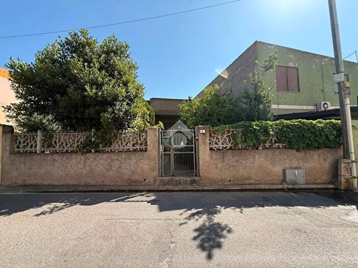 Casa con 5 locali in vendita in Casa Indipendente Via Tuveri, Assemini