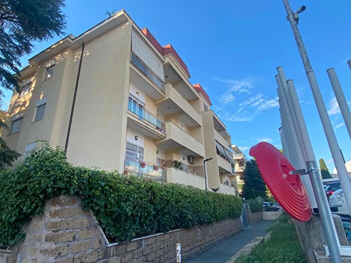 Appartamento trilocale in affitto in Via della Pineta Sacchetti, Roma