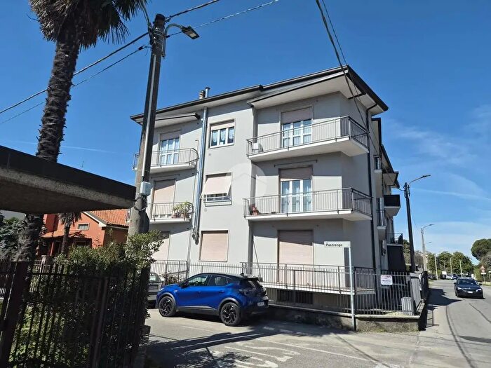 Appartamento trilocale in vendita in Via Custoza, Carate Brianza