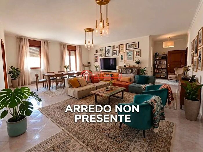 Appartamento quadrilocale in vendita in Via Caposele, Trani