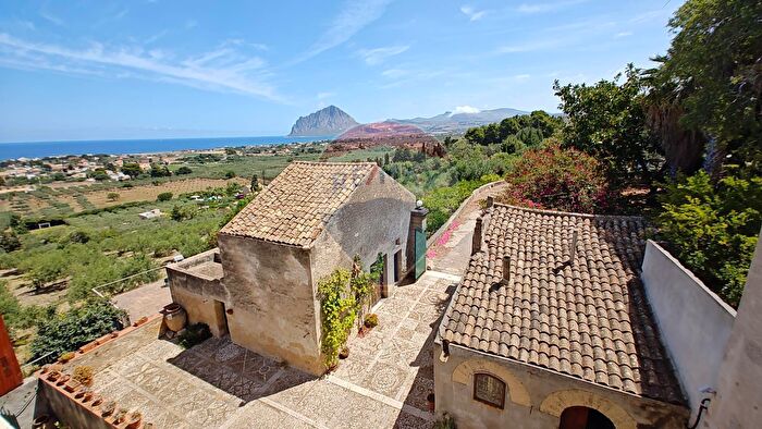 Casa con 20 locali in vendita in Valderice