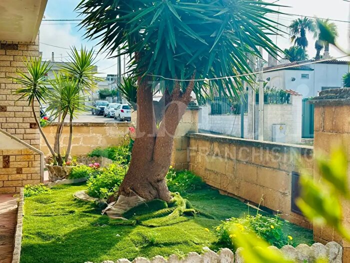 Casa con 10 locali in vendita in Alliste