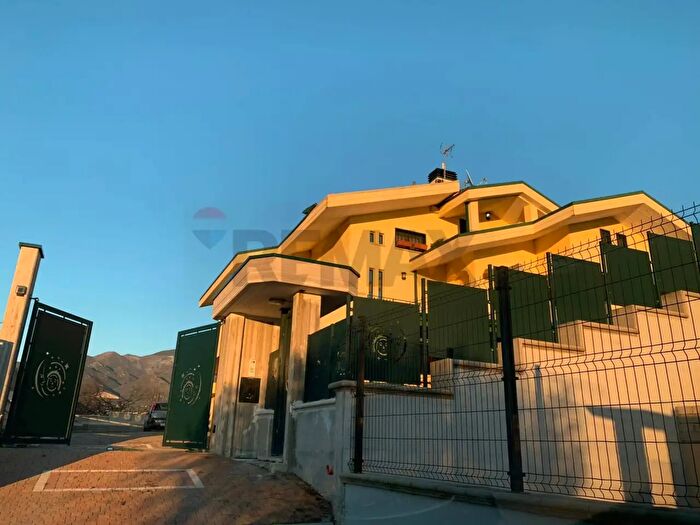 Casa con 8 locali in vendita in Cervaro
