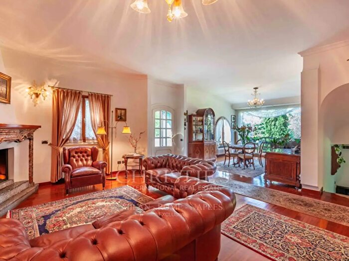 Casa con 10 locali in vendita in Via Eupilio, Bosisio Parini