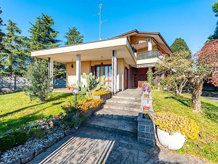 Casa con 8 locali in vendita in Viale Giornate, Caronno Pertusella