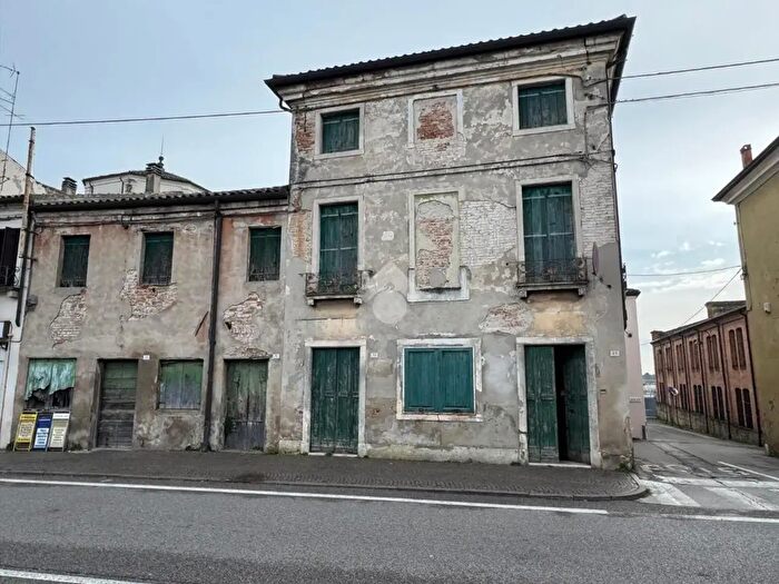 Casa quadrilocale in vendita in Via Maggiore, Battaglia Terme