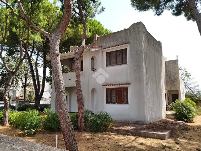 Casa con 6 locali in vendita in Pulsano