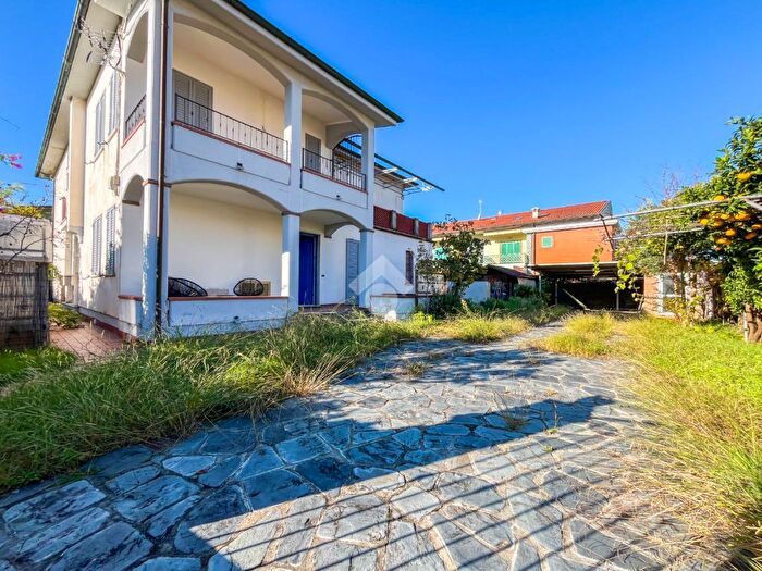 Casa con 5 locali in vendita in Via Trento, Massa