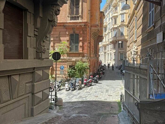 Appartamento quadrilocale in affitto in Salita di San Nicolosio, Carmine, Genova