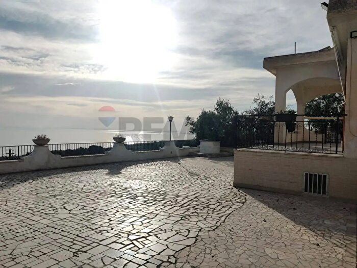 Casa con 13 locali in vendita in Contrada Gravaglione, Mattinata