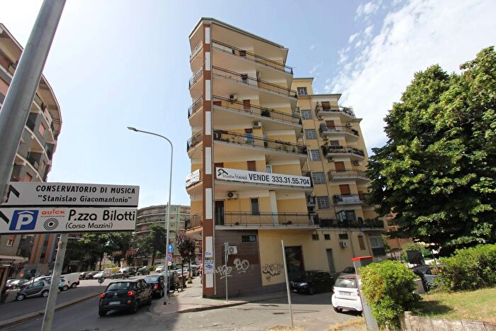 Appartamento con 5 locali in vendita in Piazza Benaventura Zumbini, Cosenza