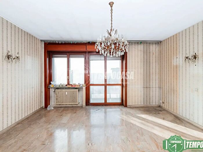 Appartamento trilocale in vendita in Piazza Ovidio, Milano